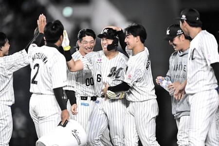 ウォーターシャワーの後は、ナインから手洗い祝福を受けるロッテ・山本大斗（中央）＝１２日、ＺＯＺＯマリンスタジアム（撮影・開出牧）