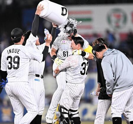 前夜のヒーロー・佐藤都志也に抱きかかえられウォーターシャワーを浴びる山本大斗＝１２日、ＺＯＺＯマリンスタジアム（撮影・開出牧）