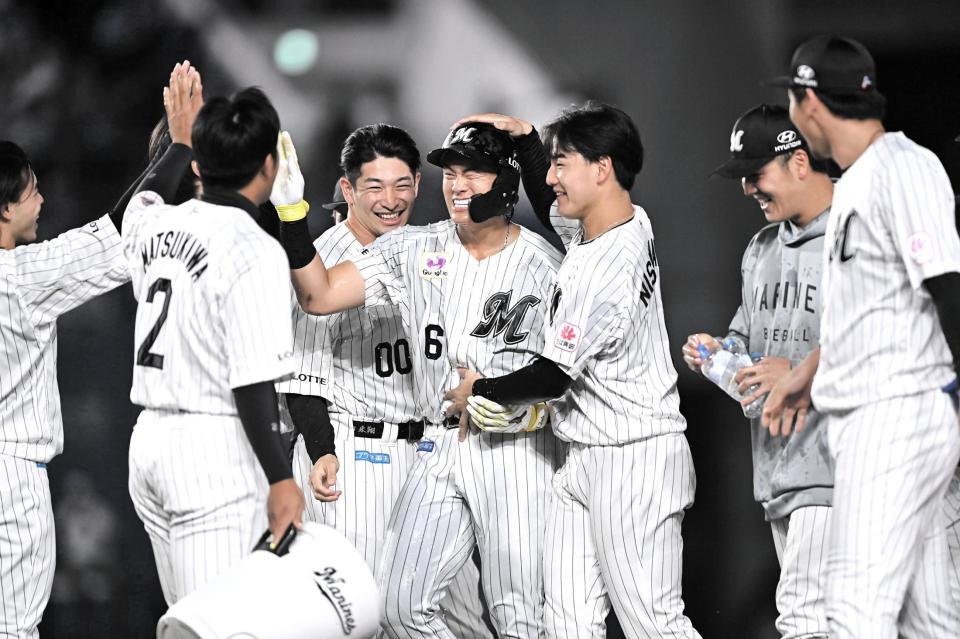 ウォーターシャワーの後は、ナインから手洗い祝福を受けるロッテ・山本大斗（中央）＝１２日、ＺＯＺＯマリンスタジアム（撮影・開出牧）