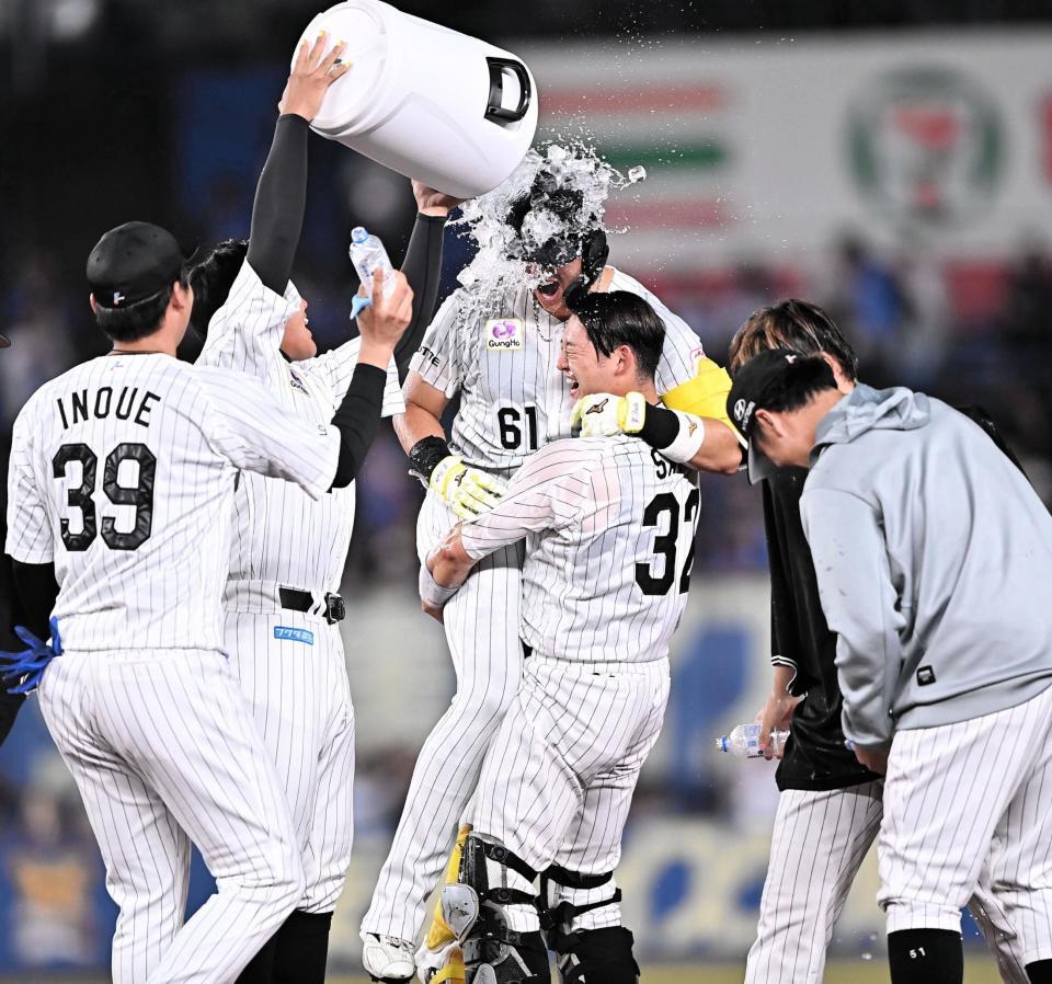 前夜のヒーロー・佐藤都志也に抱きかかえられウォーターシャワーを浴びる山本大斗＝１２日、ＺＯＺＯマリンスタジアム（撮影・開出牧）