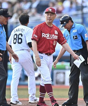 ロッテ・サブロー監督（後方）とメンバー表の交換を行った楽天・吉井理人監督＝２１日、ＺＯＺＯマリンスタジアム（撮影・開出牧）