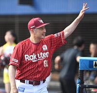 試合前、スタンドのファンに笑顔で手を振る楽天・吉井理人監督＝２１日、ＺＯＺＯマリンスタジアム（撮影・開出牧）