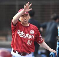 愛されている…。試合前、スタンドの声援に応える楽天・吉井理人監督＝２１日、ＺＯＺＯマリンスタジアム（撮影・開出牧）