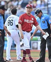 ロッテ・サブロー監督（後方）とメンバー表の交換を行った楽天・吉井理人監督＝２１日、ＺＯＺＯマリンスタジアム（撮影・開出牧）