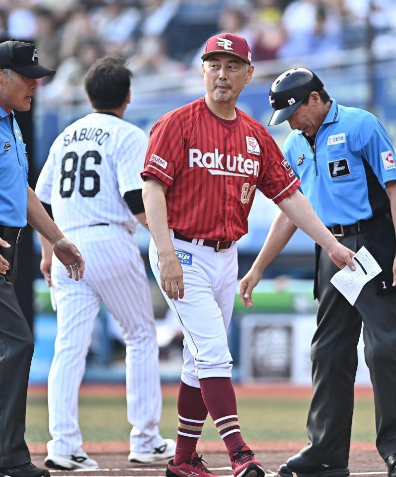 ロッテ・サブロー監督（後方）とメンバー表の交換を行った楽天・吉井理人監督＝２１日、ＺＯＺＯマリンスタジアム（撮影・開出牧）