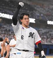 ３回、プロ初の満塁ホームランを放ちライトスタンドのファンに向かってガッツポーズを決めるロッテ・西川史礁＝７日（撮影・開出牧）