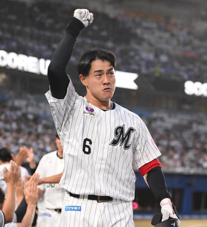 ３回、プロ初の満塁ホームランを放ちライトスタンドのファンに向かってガッツポーズを決めるロッテ・西川史礁＝７日（撮影・開出牧）