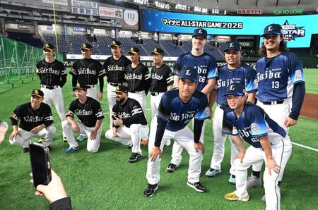 記念撮影をする西武ナインとソフトバンクナイン＝２８日（撮影・堀内翔）