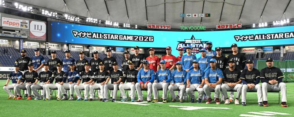 集合写真を撮影する全パナイン＝２８日（撮影・堀内翔）