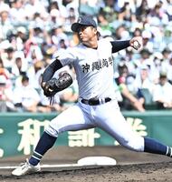灼熱のマウンドで力投する沖縄尚学・末吉良丞＝１０日、甲子園（撮影・開出牧）