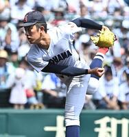 昨年の覇者・沖縄尚学を相手に快投を見せた横浜・織田翔希＝１０日、甲子園（撮影・開出牧）