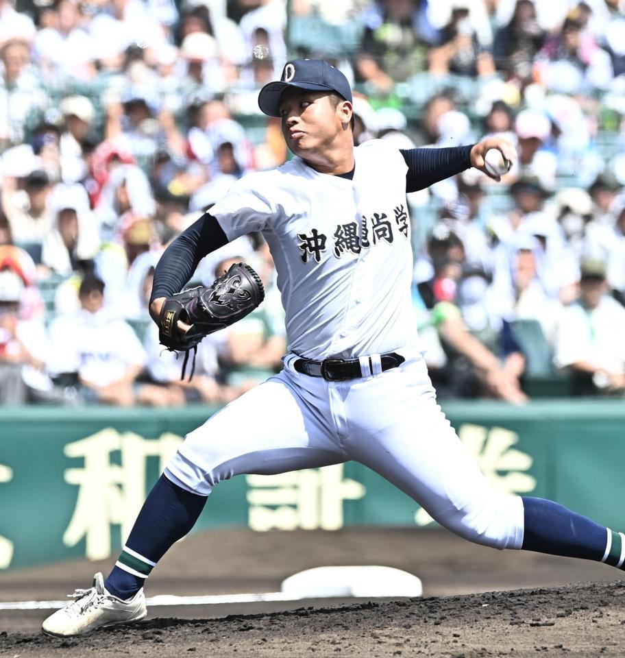 灼熱のマウンドで力投する沖縄尚学・末吉良丞＝１０日、甲子園（撮影・開出牧）