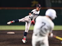 ６回日南学園１死満塁、下川源次（手前）を二ゴロ併殺に打ち取った横浜・織田翔希＝甲子園（撮影・開出牧）