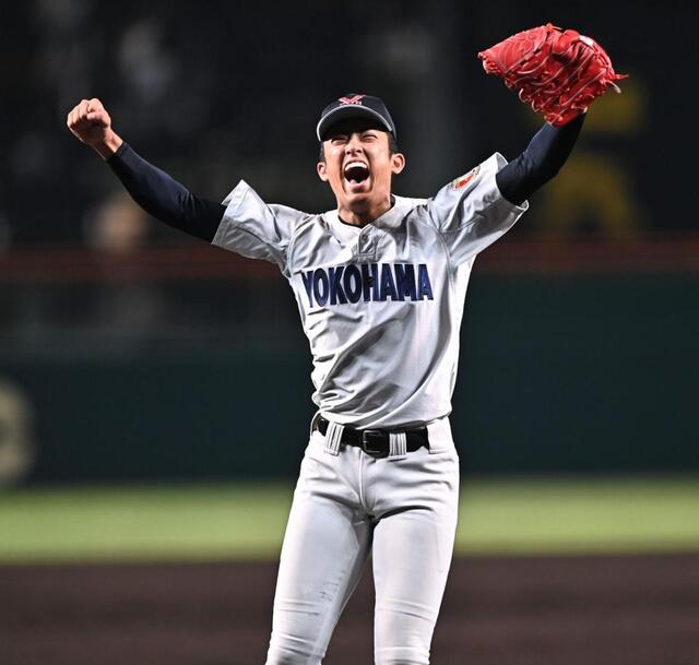 真のエースだ！６回日南学園１死満塁、下川源次を二ゴロ併殺に打ち取り歓喜のガッツポーズを決める横浜・織田翔希＝１４日、甲子園（撮影・開出牧）