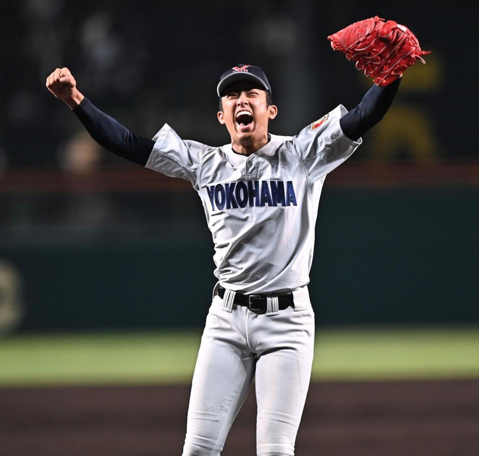 真のエースだ！６回日南学園１死満塁、下川源次を二ゴロ併殺に打ち取り歓喜のガッツポーズを決める横浜・織田翔希＝１４日、甲子園（撮影・開出牧）