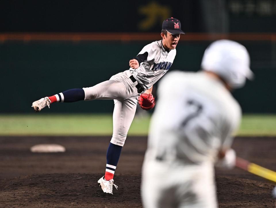 ６回日南学園１死満塁、下川源次（手前）を二ゴロ併殺に打ち取った横浜・織田翔希＝甲子園（撮影・開出牧）