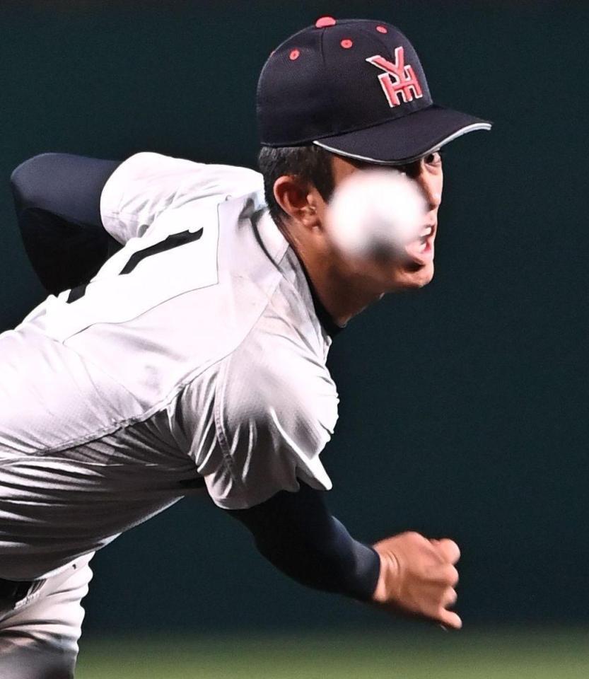 ６回日南学園無死満塁、４番の谷口に甲子園歴代最速の「１５６キロ」のストレートを投げる横浜・織田翔希＝甲子園（撮影・開出牧）