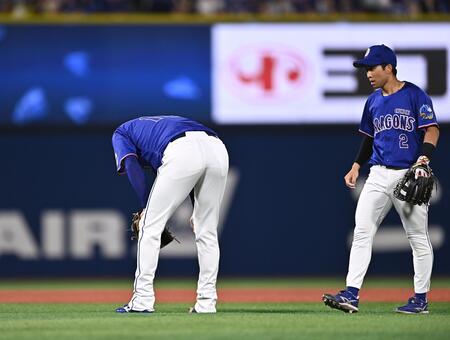 ８回ＤｅＮＡ無死、佐野恵太に中前打を打たれひざに手をつく中日・高橋宏斗（左）。右は二塁手・田中幹也＝２８日、横浜スタジアム（撮影・開出牧）