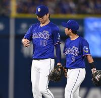 右手の異変を訴える中日・高橋宏斗（左）。右は田中幹也＝２８日、横浜スタジアム（撮影・開出牧）