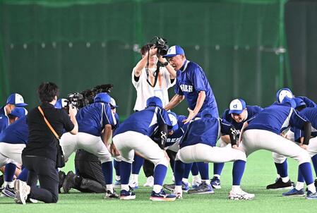 試合前、外野で円陣を組み、鬼気迫る声出しでナインを鼓舞するイチロー氏（中央）＝１３日、東京ドーム（撮影・開出牧）