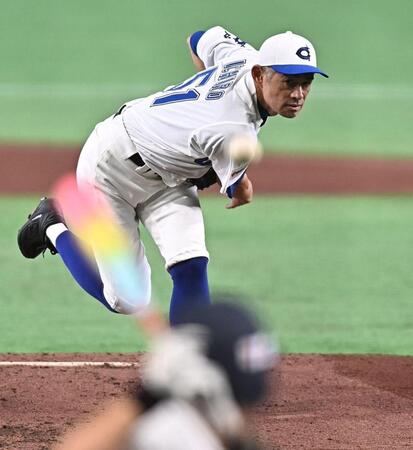 １２７球１７Ｋの熱投で女子高校選抜を完封したイチロー氏＝１３日、東京ドーム（撮影・開出牧）