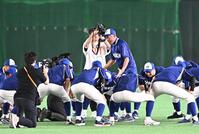 試合前、外野で円陣を組み、鬼気迫る声出しでナインを鼓舞するイチロー氏（中央）＝１３日、東京ドーム（撮影・開出牧）