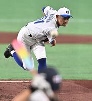 １２７球１７Ｋの熱投で女子高校選抜を完封したイチロー氏＝１３日、東京ドーム（撮影・開出牧）