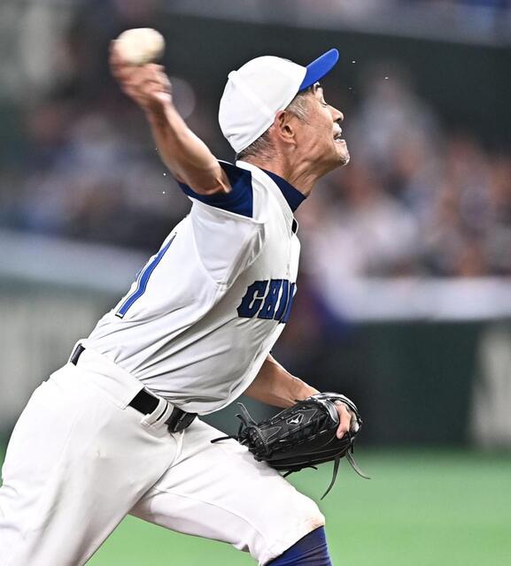 衰え知らずの情熱だ！女子高校選抜相手に汗を飛ばしながら全力投球するイチロー氏＝１３日、東京ドーム（撮影・開出牧）
