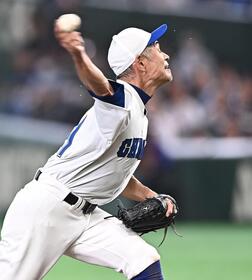 衰え知らずの情熱だ！女子高校選抜相手に汗を飛ばしながら全力投球するイチロー氏＝１３日、東京ドーム（撮影・開出牧）