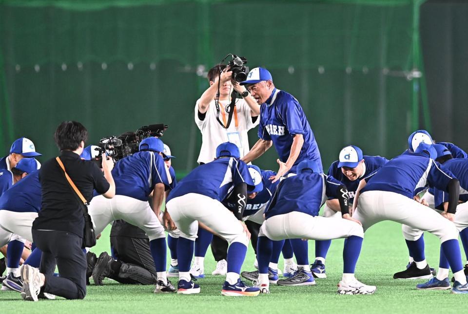 試合前、外野で円陣を組み、鬼気迫る声出しでナインを鼓舞するイチロー氏（中央）＝１３日、東京ドーム（撮影・開出牧）