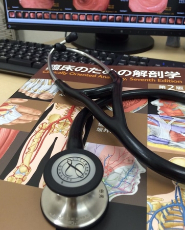 　谷光医師が使用している聴診器と医学書など