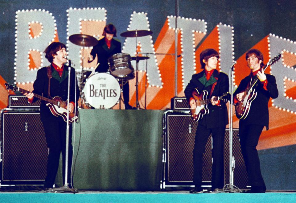 日本初公演で、１万人のファンの前で演奏するビートルズ＝１９６６年６月、日本武道館（提供・共同通信社）