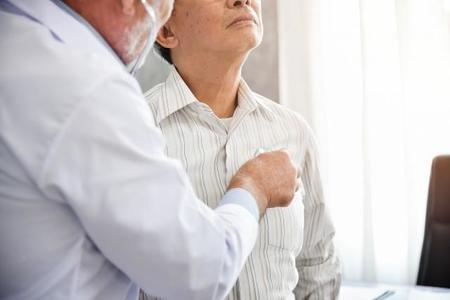 高齢化社会に伴い、肺炎の重症化による死亡率はさらに深刻な問題となることが懸念されている（eggeeggjiew/stock.adobe.com）