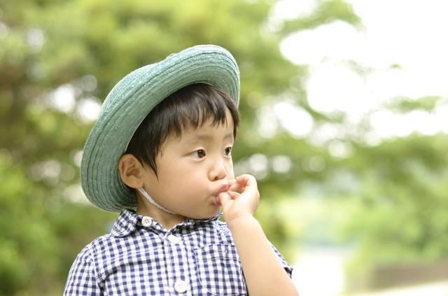 3歳を過ぎてもまだ指しゃぶりをしている場合、歯並びなどへの影響も（chihana/stock.adobe.com）