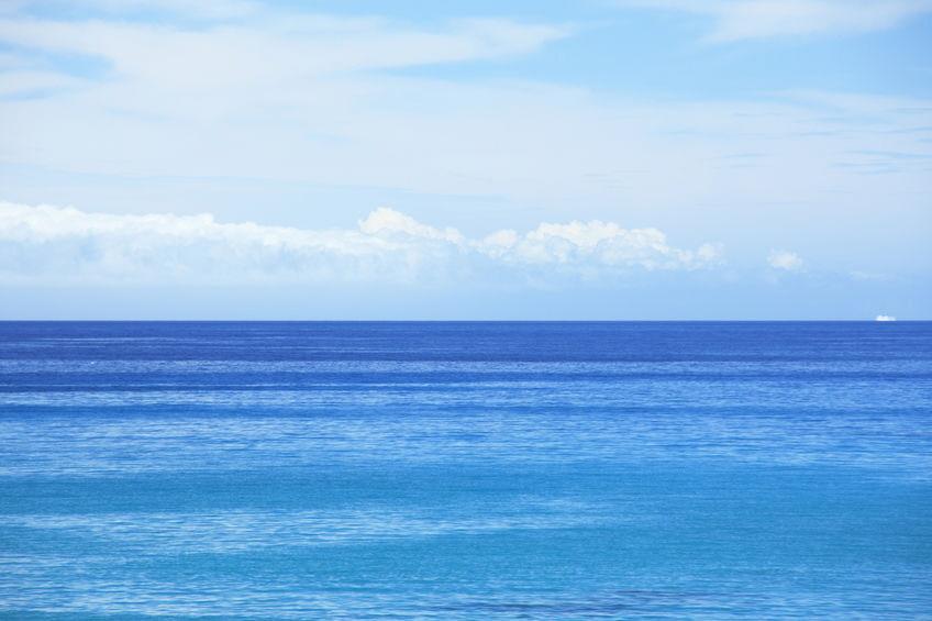 空が青いのと海が青いのは理由が違う/PaylessImages-(c)123RF.COM