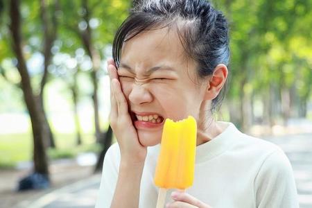 アイスを食べると…歯に激痛！その原因は（Satjawat/stock.adobe.com）