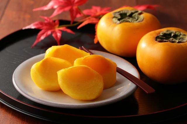 柿が赤くなる秋は天候がよいので体調を崩す人も少なくなるといわれていますが…（Nishihama/stock.adobe.com）