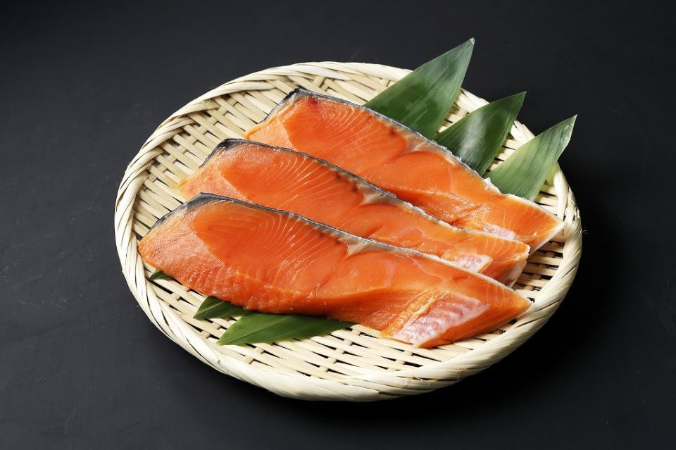 赤い身でおなじみの鮭ですが…実は白身魚なんです（Nishihama/stock.adobe.com）