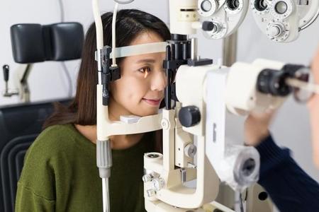 健康診断で、自分がどんな眼科の検査を受けているか確認してみましょう（leungchopan/stock.adobe.com）