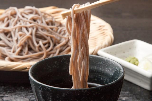 麺として蕎麦が食べられるようになったのは、まだ500年たらずのことですが…（sasazawa/stock.adobe.com）