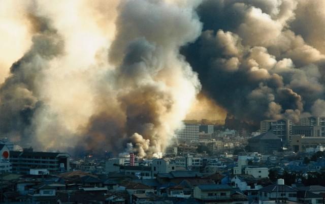 地震発生直後から同時に多発する火災。炎と黒煙が市街地を覆い尽くした＝１９９５年１月１７日午後４時ごろ、神戸市長田区大丸町、大丸山公園から