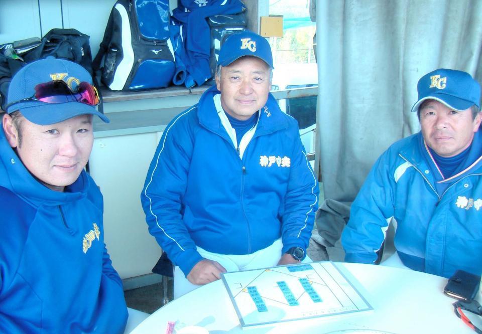 　「神戸中央リトルシニア」で試合後にミーティングをする藤井さん（中央）左は石橋監督、右は竹田コーチ
