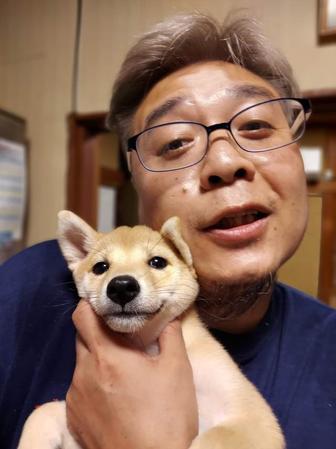 愛犬「ナズ」を抱っこして、ご満悦の山口圭司さん