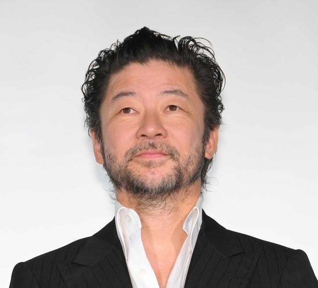 浅野忠信50歳、チェーン絡みつく革ジャン姿！ロックな着こなし