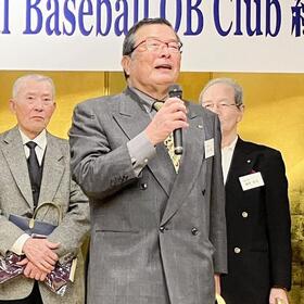 阪急、オリックスＯＢ会であいさつする白石静生さん。後列左は長池徳士さん