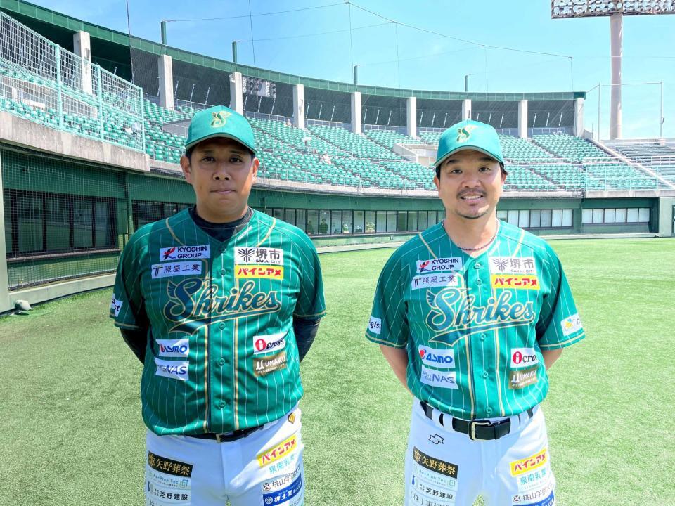 　堺シュライクスの大西監督（右）と山本投手コーチ