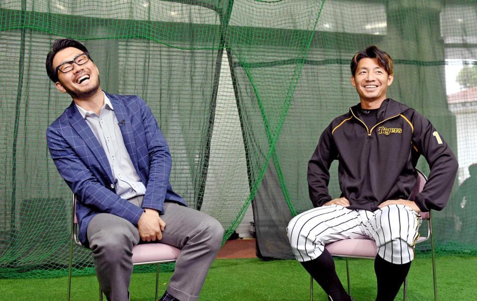 　対談で笑顔を見せる鳥谷（右）と狩野恵輔氏