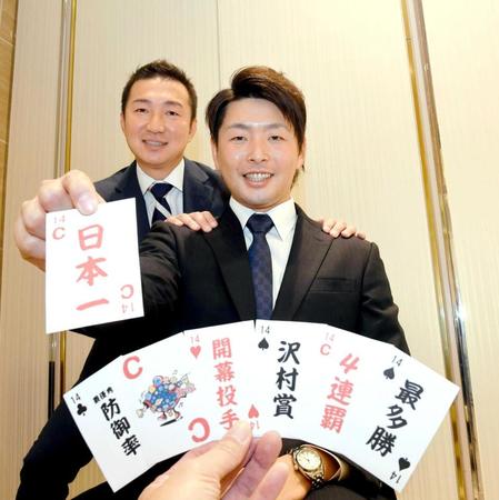 　本紙評論家・横山氏（後方）から激励を受け、日本一を誓う大瀬良（撮影・飯室逸平）