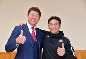 　今シーズンの活躍に太鼓判を押され、デイリースポーツ評論家・新井氏（左）と笑顔を見せる田中広輔（撮影・立川洋一郎）