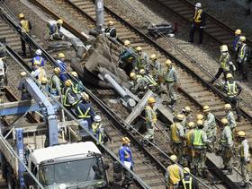 　架線の支柱（中央）が倒れた山手線神田－秋葉原間の復旧作業＝12日午前11時３分、東京都千代田区